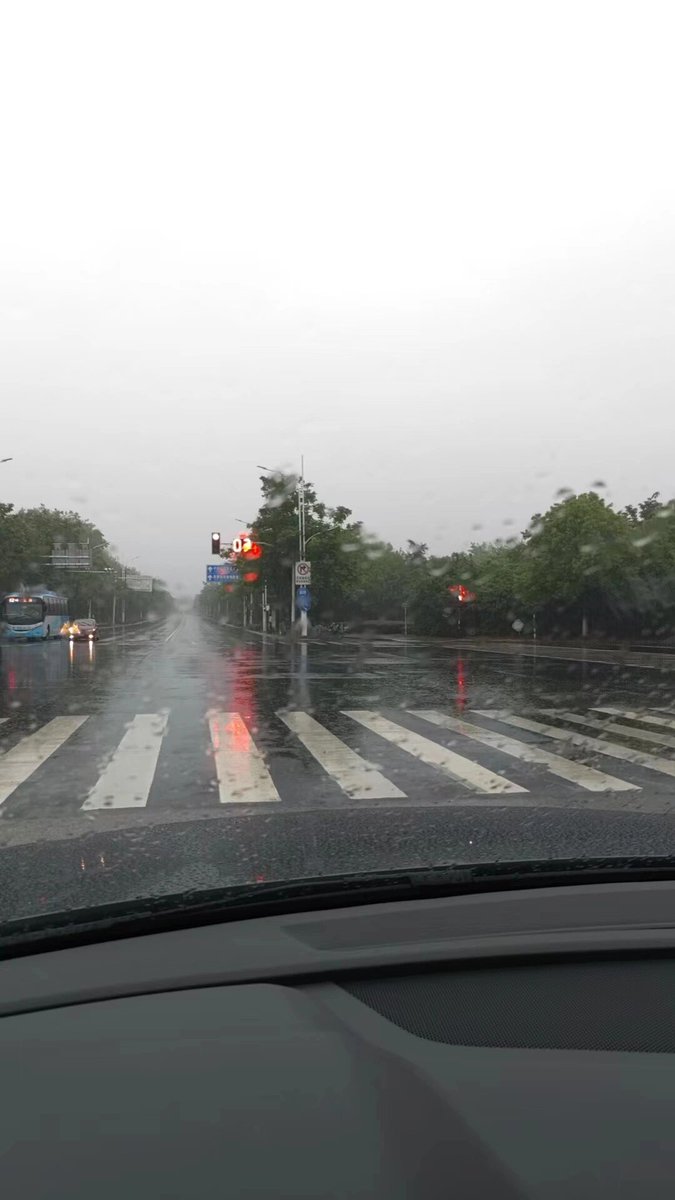 iuiuiu951's tweet photo. I think rain is the most beautiful thing the world has to offer🌧️ https://t.co/2qTcVLjOq0