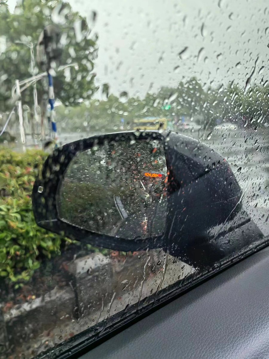 iuiuiu951's tweet photo. I think rain is the most beautiful thing the world has to offer🌧️ https://t.co/2qTcVLjOq0
