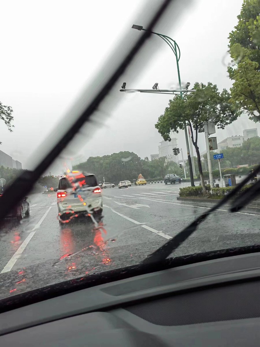 iuiuiu951's tweet photo. I think rain is the most beautiful thing the world has to offer🌧️ https://t.co/2qTcVLjOq0