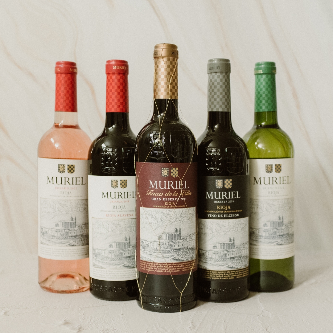 BodegasMuriel's tweet photo. Si tuvieras que llevar un vino a una cena especial, ¿cuál de estas botellas escogerías y por qué?
Te leemos 😊
#BodegasMuriel #Loquedeverdadimporta #riojawine #DocRioja https://t.co/Dxaoqvk2xC