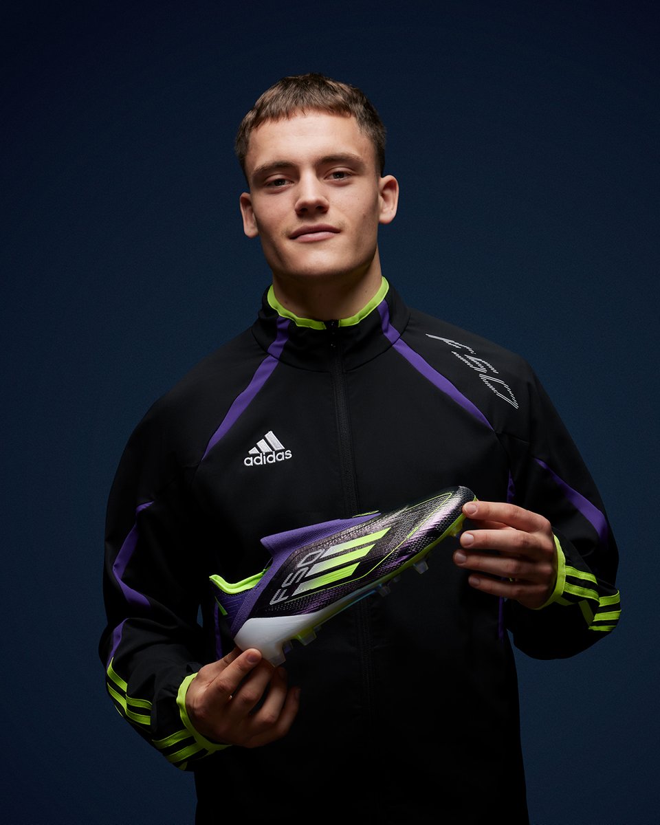 ActuFoot_'s tweet photo. La mythique F50 est de retour. 💜💚

adidas a sorti une nouvelle version de cette chaussure mythique à l'occasion de son 20ème anniversaire. 🤩 https://t.co/LPrZ5NjZOP