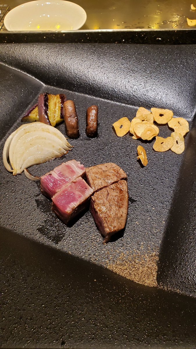 kongking07301's tweet photo. お昼はホテルの鉄板焼のお店で淡路島
牛の食べ比べ❗
淡路牛美味しすぎ🤤 https://t.co/iuOQhfz0kz