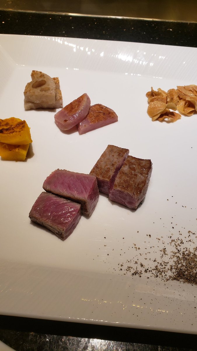 kongking07301's tweet photo. お昼はホテルの鉄板焼のお店で淡路島
牛の食べ比べ❗
淡路牛美味しすぎ🤤 https://t.co/iuOQhfz0kz