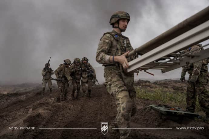 joni_askola's tweet photo. 4/8 Azov, a regular Ukrainian unit, faithfully carried out Ukraine's commands in 2022, displaying heroism during nearly 3 months of fighting before surrendering as ordered. Presently, Azov is fending off russian attacks near Kreminna. https://t.co/P1rqC2CwV4