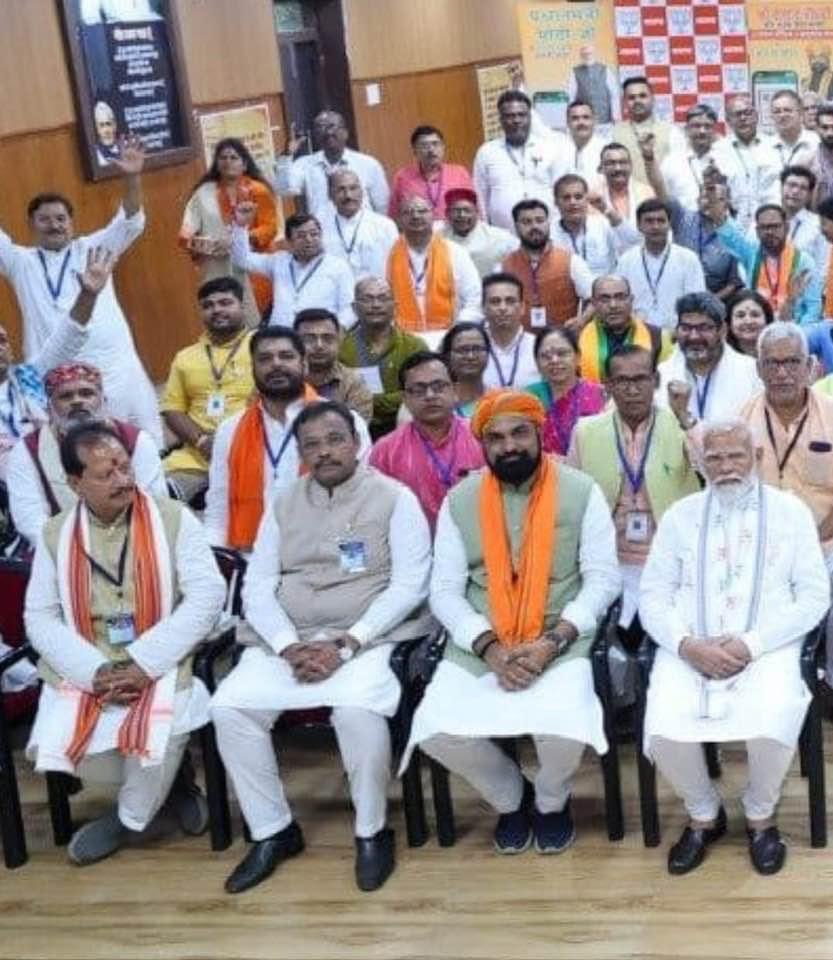SDSanjayASG's tweet photo. हमारे लिए यह सौभाग्य की बात थी कि भारत के प्रधानमंत्री भाजपा कार्यकर्ताओं से भाजपा कार्यालय में लगभग आधे घंटे हमें गुदगुदाया एवम् बहुत संवेदनशील होकर बातचीत किया। https://t.co/uS9xglmD62
