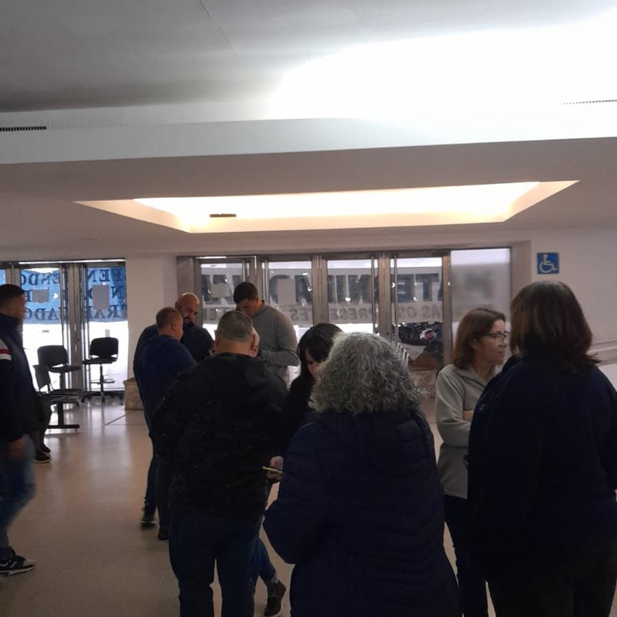 leodelga2's tweet photo. #Ahora Momentáneamente, el #CEMAR está cerrado al público por asamblea gremial... en estos días los empleados municipales deciden si van al paro o llegan a un acuerdo en paritarias @emergenciasAR https://t.co/jVSYbAd2jv