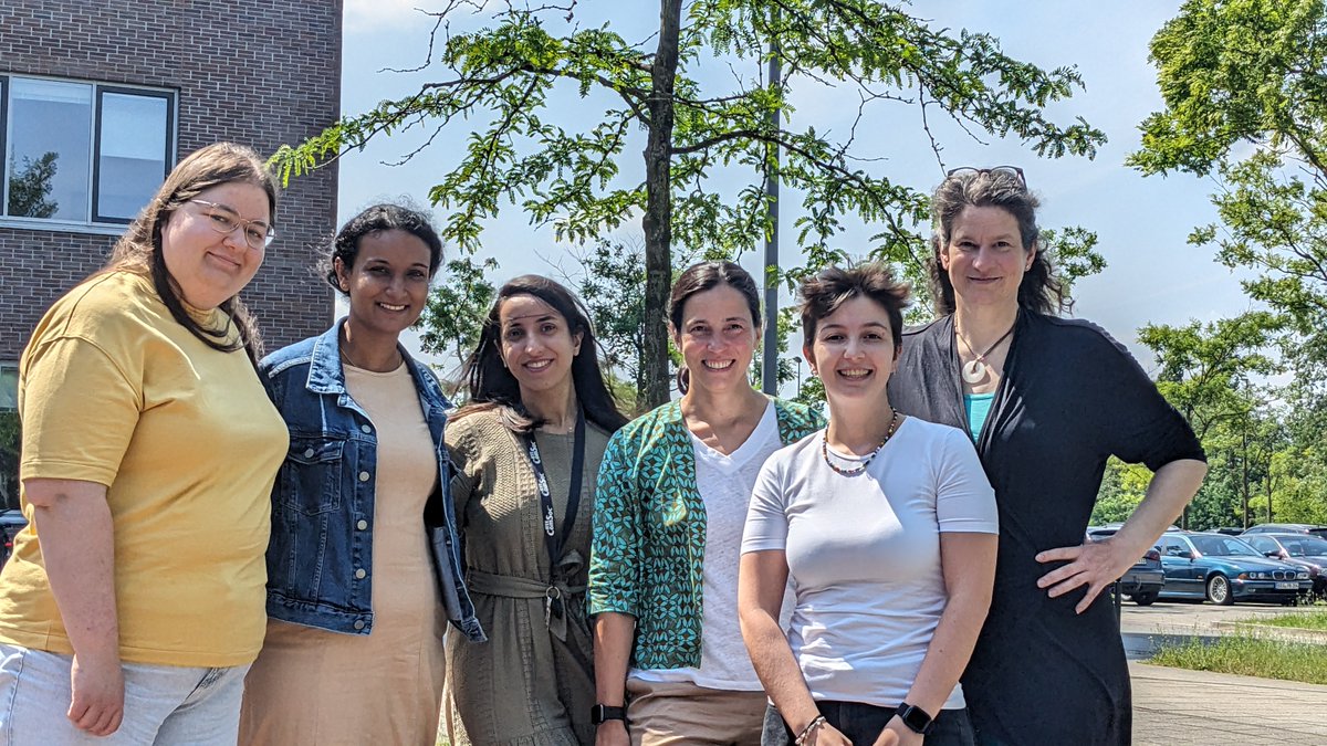 prof_anna_'s tweet image. Girls only!! Proud of having a very girly working group :-) I guess our group pushes the statistics of women in IT significantly up 😎 
#n2women #acmwomen #womenIT @ComNetsBremen