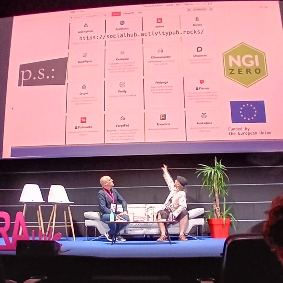 🗣️“Dentro del proyecto @NGI4eu trabajo con petites singularités y nuestro papel ahí es apadrinar proyectos de software libre, lo que hacemos es acompañar y abordar cualquier problema que pueda suceder” nos explica Hellekin en #EmpoderaLIVE ▶️En directo en empodera.org