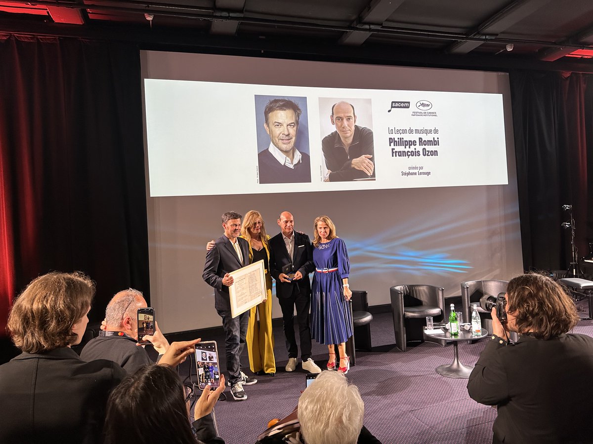 🎹🎵 Hier s'est tenue la Leçon de Musique ! Dans une salle comble, nous avons remis la Médaille d'Honneur de la Sacem à Philippe Rombi, et l'archive de l'examen d'entrée à la Sacem de Françoise Hardy à François Ozon. Un bel échange didactique autour de leur collaboration 🎥🎻