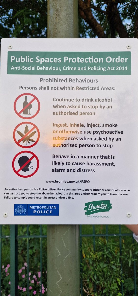 MPSBigginHill's tweet photo. Due to constant reports of groups gathering in the Kingsmead area, smoking and being anti-social, a Public Space Protection Order  has been placed to remind those that this behaviour will not be tolerated. Thanks to our fire station for the use of their spanner! https://t.co/qRJgVHxtNE