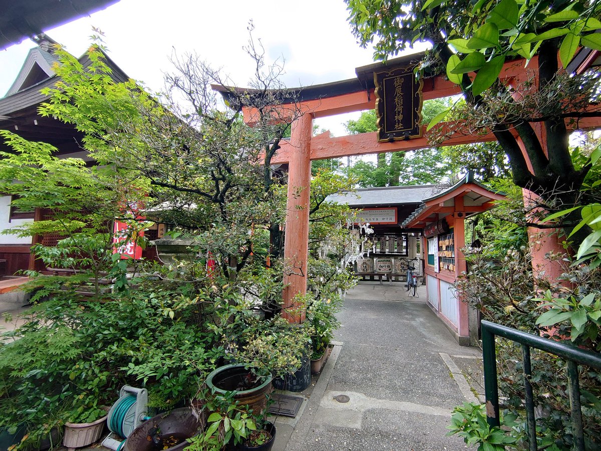 ratama9's tweet photo. 御辰稲荷神社（京都市左京区聖護院）の #蕃塀

木造 - 連子窓

絵馬堂とよばれているが、その姿と立ち位置は蕃塀そのもの。 https://t.co/3559zVfiKs