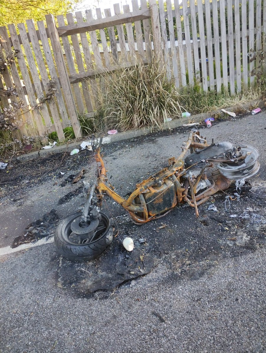 WarmanJanine's tweet photo. @sussex_police how do I report this or check if it has already been reported? It is in a small car park near the Broomgrove community centre. https://t.co/M2biwvNTKg