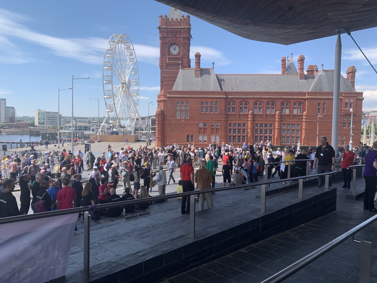 Crowds gathering outside ⁦@SeneddWales⁩ in the sun… #SaveWNO