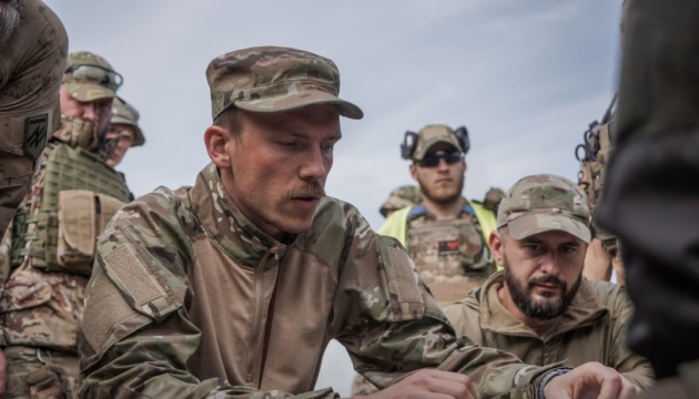 joni_askola's tweet photo. 6/8 Denys @D_Redis Prokopenko, the commander of Azov, has made repeated appeals to lift the ban on transferring Western weapons and training to his unit. A recent attempt to unlock the provision of US weapons through a petition was unsuccessful. https://t.co/gUfiS0ixjj