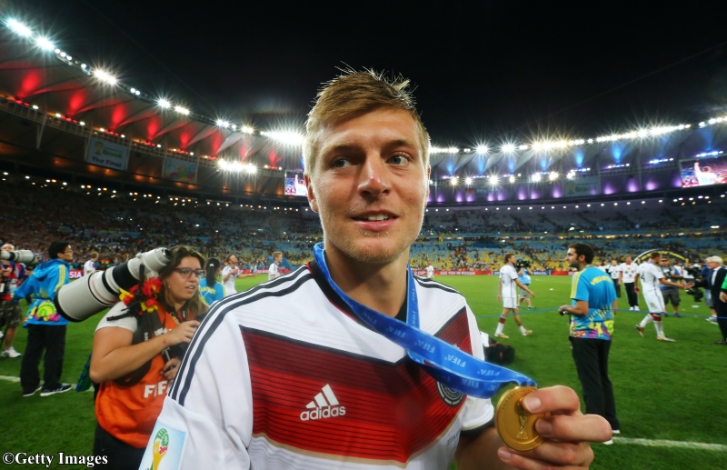 SoccerKingJP's tweet photo. 👏電撃発表⚪️🇩🇪
トニ・クロース、EURO2024後の現役引退を電撃発表…CL決勝がレアル・マドリードでの最終戦
https://t.co/erYqAlcRED

🗣️編集部より
「『高いレベルのまま引退したい』と公言していたクロースが、34歳で現役引退を決断。数々のタイトルを勝ち獲ったレジェンドとしてスパイクを脱ぎます」 https://t.co/L2Wx6xPI65