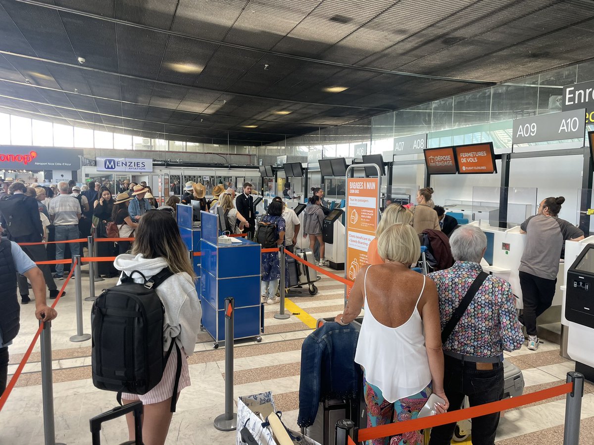 MsHelenEastman's tweet photo. @easyJet Any chance of improving check in at Nice airport. So slow and only one person on checkin for easyJet plus :( https://t.co/D9CkRKPhLk