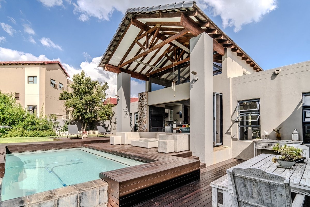 Urbantrendgroup's tweet photo. It’s Let’s Talk Tuesday!

This week, we’re diving into the world of swimming pools, from cozy splash pools to luxurious lap pools. Urbantrend offers homes that cater to every dream home wish list.

Vote below for your favorite pool https://t.co/uW88MWflLc