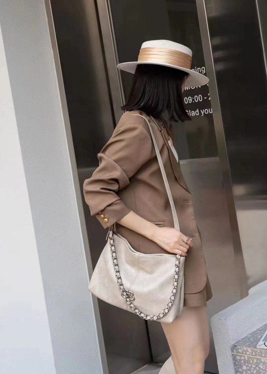 2305p1190 New material released👋👋👋
Hand-scratched•Crinkled leather~Large shoulder bag💫
Color: Beige gray
Size: 31.22.10