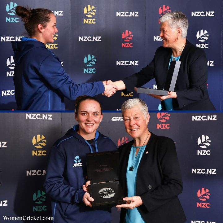 Amelia Kerr presented with the Debbie Hockley medal for her exceptional performance in the 2023-24 season 🏏 #women #Cricket #AmeliaKerr #newzealandcricket #CricketTwitter #WomenCricket