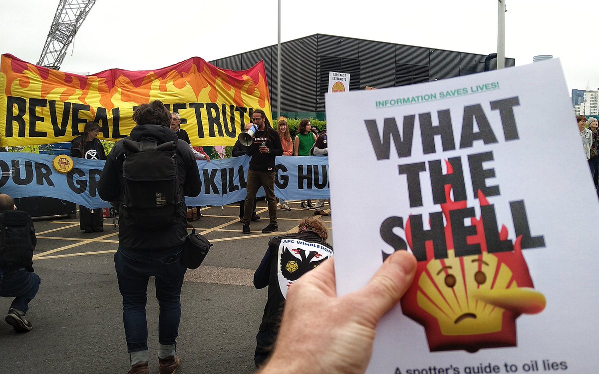 Outside the #Shell AGM, handing out the 'Spotter's guide to oil lies' & a curious investor who took one just got ejected from the AGM for having it in her bag. Security told her it was 'contraband' 😯. Contraband now available here 👉🏻 badverts.org/ministry-for-t…