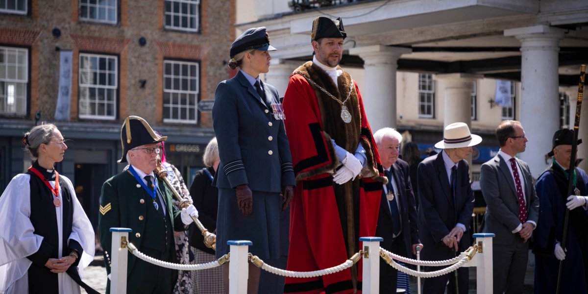 RAF Benson Station Commander, Station Warrant Officer, a small contingent of personnel  and the Station Commanders Cadet celebrated Mayor Sunday. 

A tradition in the market town of Wallingford. Wg Cdr Tostevin returned the salute beside Wallingford's Mayor Dan Beauchamp.
