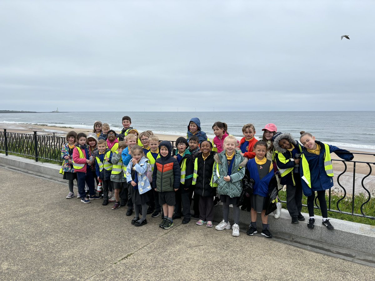 RuncieOf's tweet photo. 💙💛 Year 2 have had a fantastic morning being geographers 💛💙 #ARFSgeography #fieldwork https://t.co/rEfrj9y7Lv