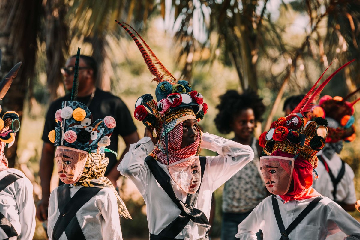 UNESCO_es's tweet photo. La cultura es lo que somos. La cultura es la forma en que nos expresamos. La cultura es creatividad sin límites. La cultura es lo que compartimos. Más que nunca, el mundo necesita la cultura y la cultura nos necesita a nosotros. Hoy es el día de la #DiversidadCultural. https://t.co/7tPaavnrFy