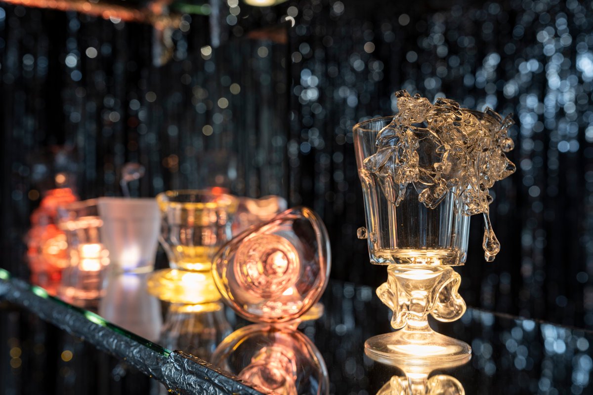 Glas saai? Kom kijken wat ontwerpersduo WhiteNoiseDada met het Picardie glas heeft gedaan in de tentoonstelling BLING. Bijna elk huishouden heeft wel een Picardie glas in de kast staan. Vaak gebruikt voor water of wijn. 📷: Ben Deiman