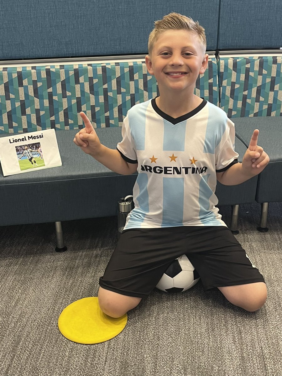 SwVr_3rdCoTeach's tweet image. So proud of how these 3rd graders researched, planned, and scripted their parts in today’s Important People Living Museum! Thank you for an extraordinary day, @WildcatReader93! @Beyonce @LionelMessiTR_ @Apple @oliviarodrigo #ThirdIsTheWord