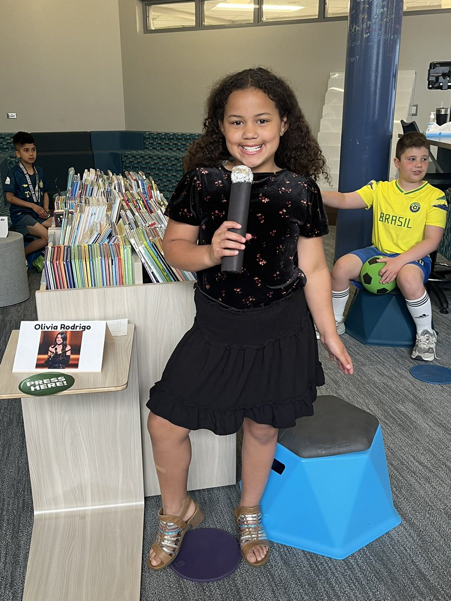 SwVr_3rdCoTeach's tweet image. So proud of how these 3rd graders researched, planned, and scripted their parts in today’s Important People Living Museum! Thank you for an extraordinary day, @WildcatReader93! @Beyonce @LionelMessiTR_ @Apple @oliviarodrigo #ThirdIsTheWord