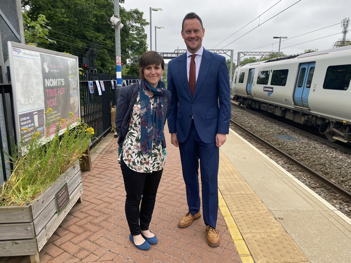 We joined #London station volunteers in giving Shadow Rail Minister <a href="/StephenMorganMP/">Stephen Morgan MP</a> a flavour of the amazing #CommunityRail spirit at <a href="/AllyPallySt/">Friends AllyPallyStn</a>: the station was a festival of music, art and nature 🎉

#CommunityRail is so much #MoreThanARailway! <a href="/GTRailUK/">GTR</a> #CommunityRailWeek