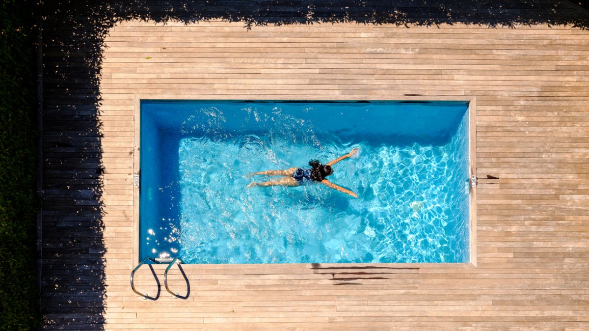¿Pensando en una piscina pero te preocupa el espacio? En InterVap Europa, creemos que no necesitas un gran jardín para disfrutar de una piscina. Nuestras soluciones personalizadas se adaptan perfectamente a espacios más compactos. #InterVapEuropa #Piscinas #PiscinasPequeñas