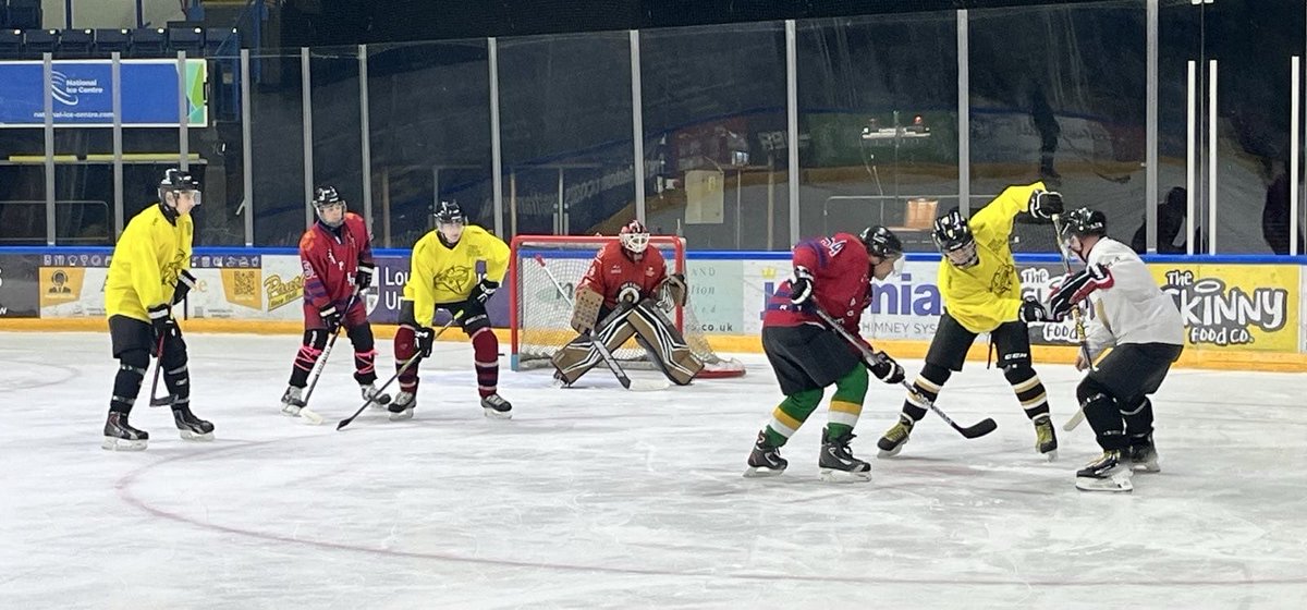 Members of our Sapper Ice Hockey team recently took part in a friendly fixture against the British Army All Stars at Nottingham Ice Arena, including spending time on the ice with Team Great Britain beforehand. Great work! 💪 @ArmySportASCB #SapperFamily #SapperStrong #Ubique