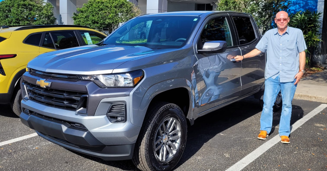 🚗 🔥 Joshua recently snagged this 2024 Chevy Colorado from El Laaouine at Dimmitt Chevrolet and it's looks AWESOME! 😎👌 You've got to see this beauty in action - talk about a head-turner! Thank you and congrats, Joshua, on your new wheels! #ChevyColorado #NewCarVibes