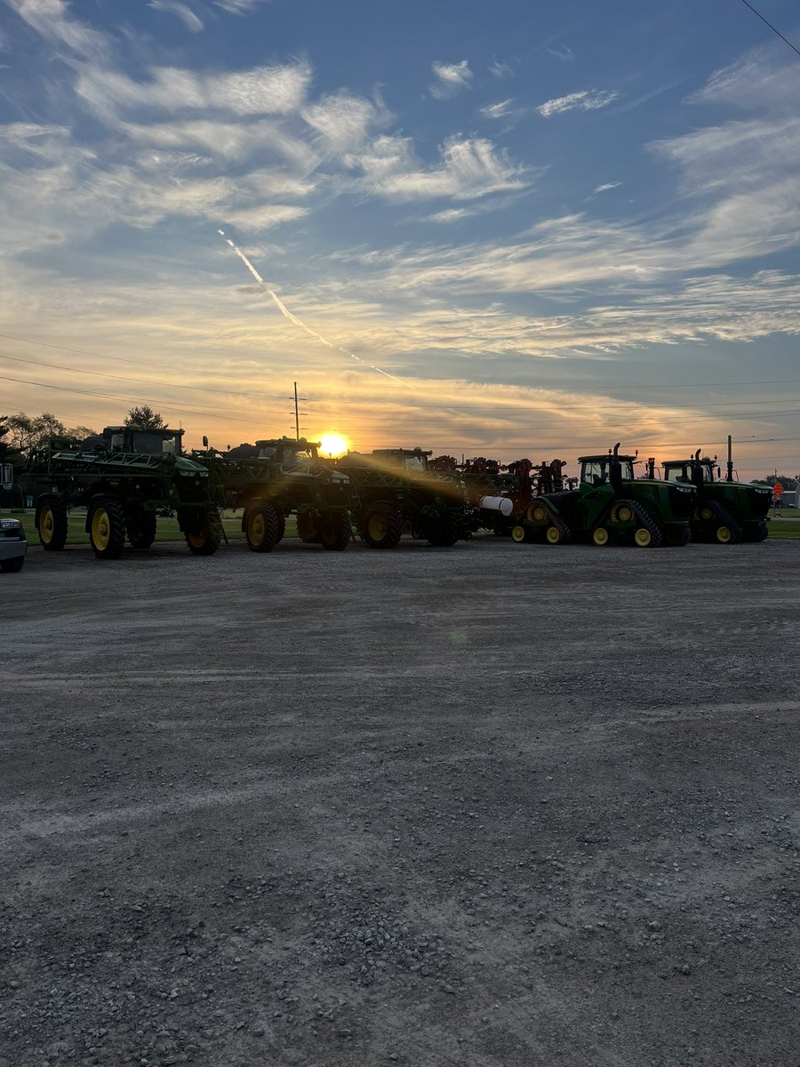 WohlerJoe's tweet photo. Ready to roll before the wind stops is. @Sunrise_FS @GMK_Agronomy https://t.co/7XD1F3o37f