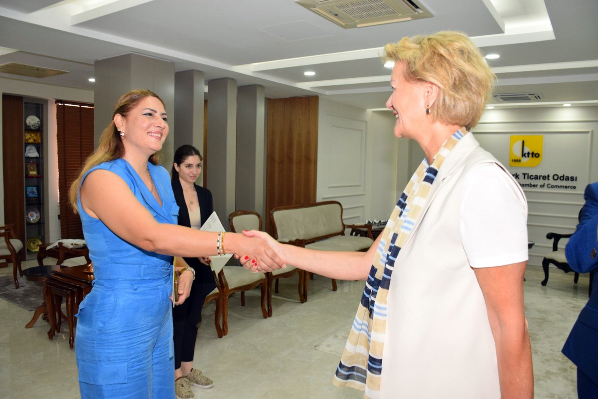 Avrupa Birliği Dış İlişkiler Servisi Direktörü Angelina Eichorst, Kıbrıs Türk Ticaret Odasına ziyarette bulundu. Ziyarette Oda Başkanı Turgay Deniz'e Genel Sekreter Aysun Önet İleri, Genel Sekreter Yardımcısı Mustafa Ergüven ve İş Geliştirme Uzmanı Ayten Dellaloğlu eşlik etti.