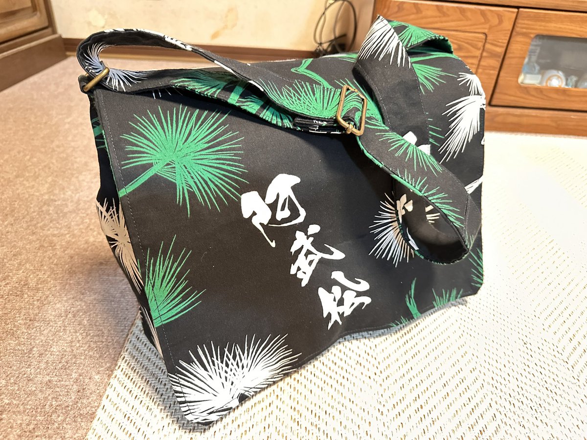 muttysan's tweet photo. 先日いただいた阿武松部屋の反物で、
大容量阿武松部屋ショルダーバッグを作りました〜✨✨
嬉しい😆
ありがとうございました♪

次は何を作ろうかな

#日本相撲協会 
#大相撲五月場所 
#阿武松親方
#不知火親方 
#阿武松部屋
#親方トークショー https://t.co/NvlDzmGpwT
