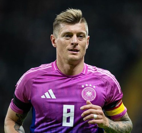 Zueira__futte's tweet photo. -  Toni Kroos anuncia que vai se aposentar após a Eurocopa 2024.

Seu último jogo com a camisa do Real Madrid será a final da Champions contra o Borussia Dortmund. https://t.co/D2bKBXltWw