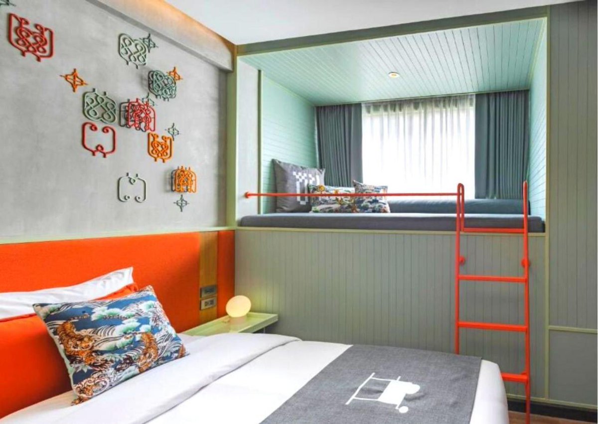 aldapstsr's tweet photo. JIR JANGAN SKIP TWEET GW NEMU HOTEL DI BANGKOK MULAI 170RBAN UDH BINTANG 4!!!
✅Lokasinya strategis dekat banyak resto Michelin Star 
✅Cocok untuk yang pengen solo trip atau backpakeran hemat karna bisa pilih dorm atau kalau mau private room jg ada 
✅Fasilitasnya udah lengkap, clean, modern dan aesthetic
✅Keren banget bisa nonton bioskop dari balkon atau sambil berenang
✅Bisa pesen makan atau minum yg dianter pake katrol 
✅Sarapannya banyak pilihan dan cocok di lidah  orang indo 😭🤲🏻
Spill gakk nieeeh???!?!?!