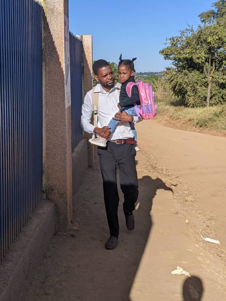 Hendrix_ChiChi's tweet photo. It's almost like yesterday when BOMA called saying that she was in labor. I quickly rushed home and found her comfortably seated on the kitchen floor eating nshima and said, "Kwamene niyenda kulibe nsima." 🤣 anyway, my baby is now in school. 🥺 https://t.co/biMQrAEiQm