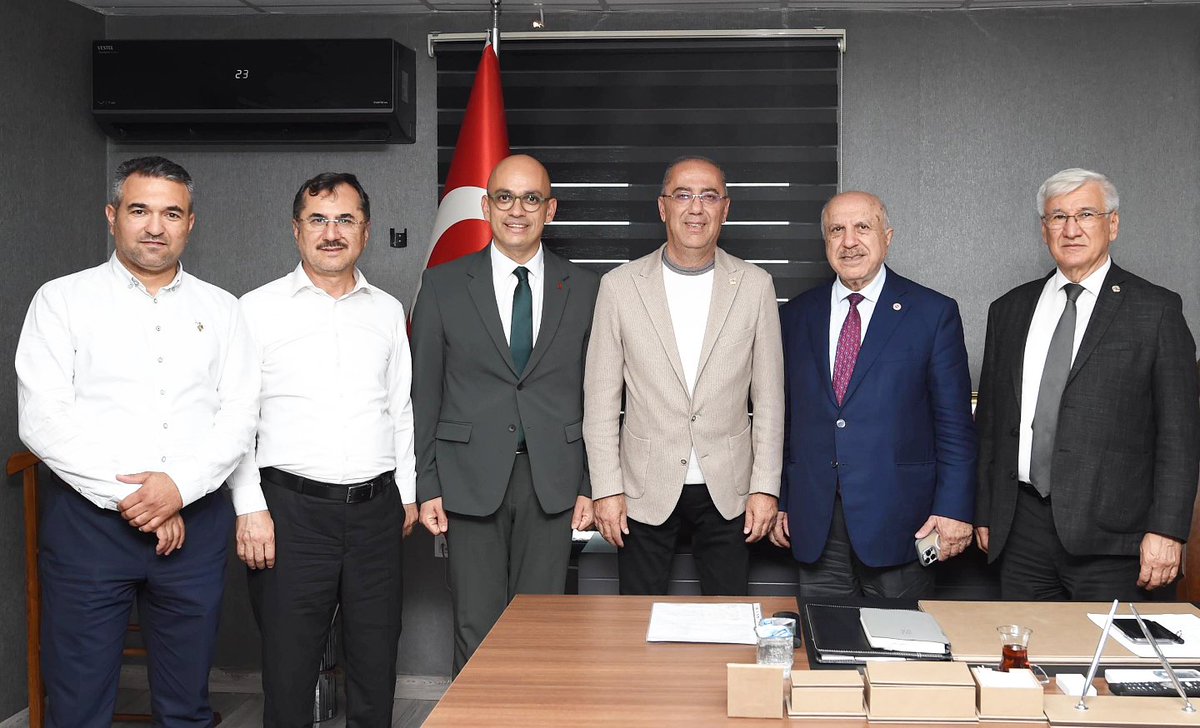 inaciyapar's tweet photo. Türkiye Belediye Başkanları Birliği Başkanı Sn. Mehmet Yeloğlu ve yönetim kurulu üyelerini belediyemizde misafir ettik. 
Bizleri de birlik üyeliğine dahil ederek rozet takdim ettiler. 
Ziyaretlerinden ve değerli hediyelerinden dolayı teşekkürlerimi sunuyorum. https://t.co/f2rQTRasAp