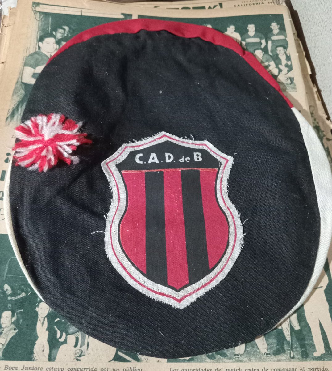 Una bella gorra del club Defensores de Belgrano con un delicado pompón que la acompaña.Muy respetable, por cierto 
No tengo dudas,es de la década del 70'
pero  se  que alguno va  a  "arrimar el bochin" y nos va a dar data más precisa