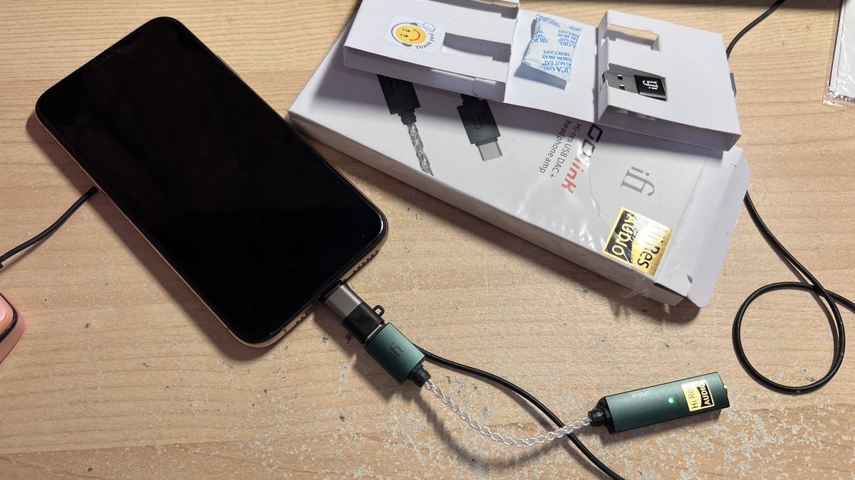 ifiのUSB DAC Go Link届いた めちゃくちゃ小さいのに大口径のヘッドフォンもそれなりの音量で鳴らせる ソニーのヘッドフォンMDR-Z7M2で聞いてみた感想 音は少し優しい感じ 普段使ってるクリエイティブのサウンドブラスターZの方が音がもう少しはっきりしてて好きかな 58Ωならノイズは感じない