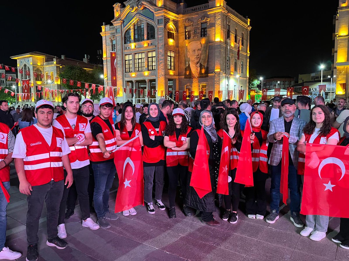 Yükselen yeni nesil istikbal sizsiniz!🇹🇷
19 Mayıs Atatürk’ü anma gençlik ve spor bayramı meşale yürüyüşümüzden geriye kalanlar.
#kizilaykadinaksaray
#daimahazır

<a href="/FatmaMericYlmaz/">Prof. Dr. Fatma Meriç Yılmaz</a> <a href="/avesraozkoc/">ESRA ÖZKOÇ</a> <a href="/Kizilay/">Türk Kızılay</a> <a href="/KizilayKadin/">Türk Kızılay Kadın</a> <a href="/gonulluolorg/">gonulluol.org | İyilerin Buluşma Noktası</a> <a href="/TurhanAkkurt1/">Turhan Akkurt</a> <a href="/safiyesnmez6/">safiye sönmez</a>