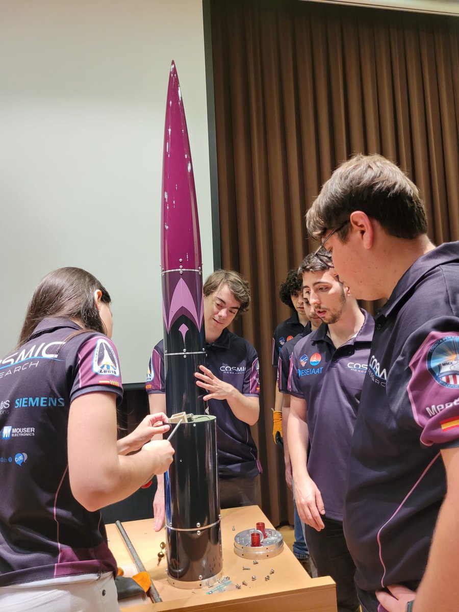 🚀 Són estudiants de l'associació @CosmicResearch, de l'@eseiaat_upc, i el coet LUCID, amb què participaran a l'@Spaceport_Cup, als Estats Units. És el 1r cop que un equip espanyol és en aquesta competició, que reuneix 1.700 universitaris de tot el món➡️upc.edu/ca/sala-de-pre…