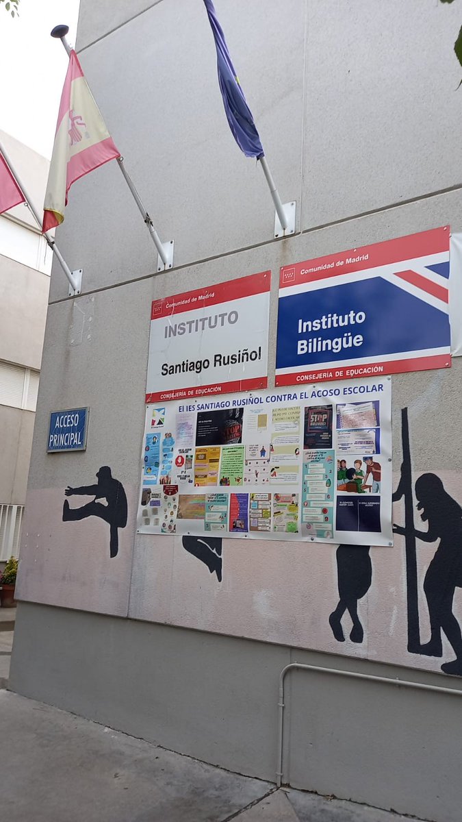 IesStgoRusinol's tweet photo. Ponemos el broche final a la campaña contra el acoso escolar desarrollada en el centro con esta gran pancarta diseñada por todos los grupos del instituto.
#noalacoso #pescm https://t.co/wU0c0G5F76