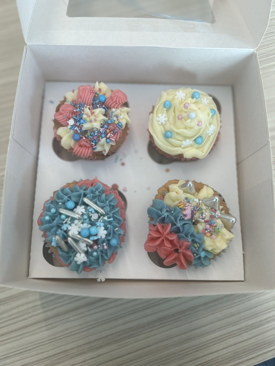 #TodayatThompsons cake decorating and raising funds for for #muffinsformeso <a href="/Mesouk/">Mesothelioma UK</a> <a href="/ThompsonsLaw/">Thompsons Solicitors</a>