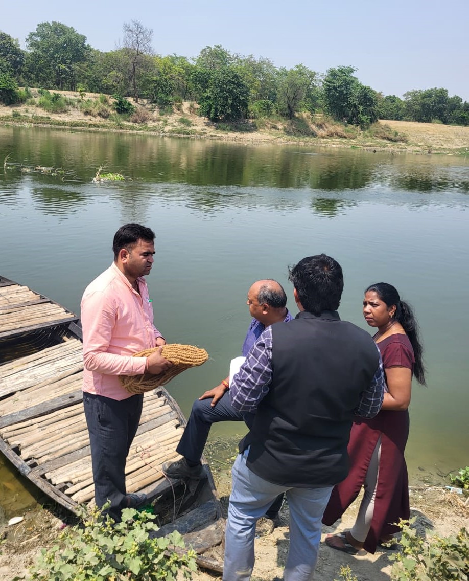 Joint Inspection by teams of @IWAI_ShipMin & @MORTHIndia at Mothaha in Jaunpur #district of Uttar Pradesh for obtaining NoC for construction of bridge across Gomti River - NW 42. #connectingindiathroughwaterways