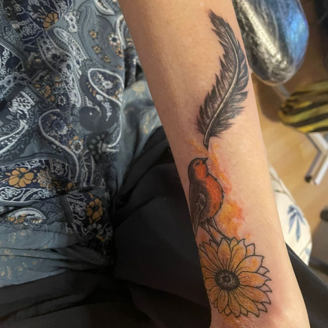 For Wendy's last wish, she wanted to receive a tattoo of a robin, sunflower, and feather. Josh from Next Level Tattoo Studio kindly gave his time to make Wendy's wish come true. The beautiful items on her tattoo are what her family will remember her by. 🌻