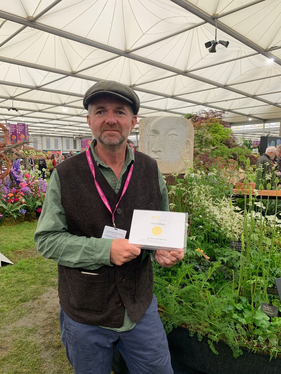 Paul enjoying the success of the @pelhamplants team 👏👏👏 #rhschelsea #rhschelseaflowershow #rhschelseaflowershow2024 #rhschelseagoldmedal #sussexgardens #pelhamplants #pelhamplantsnursery